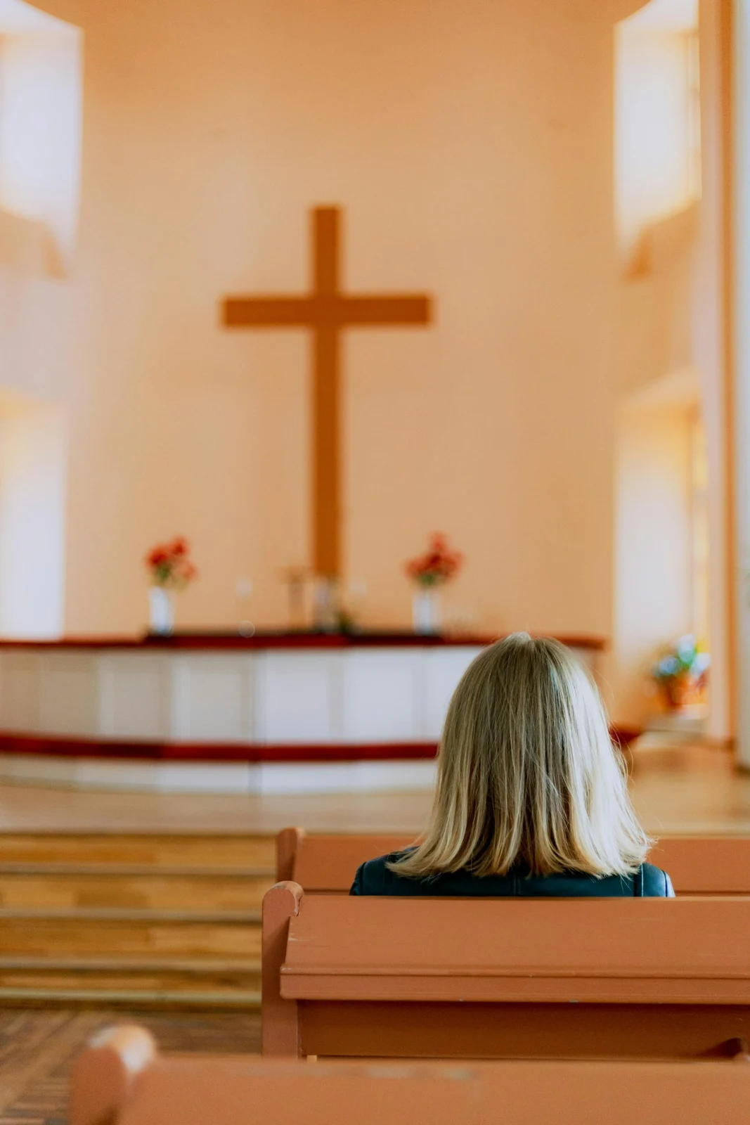 Momento de recolhimento num espaço de culto