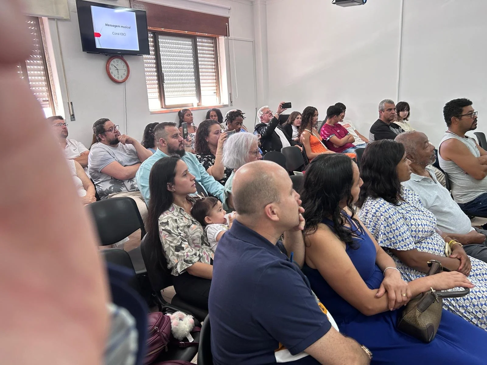 Comunidade reunida na Igreja Batista de Vale de Figueira