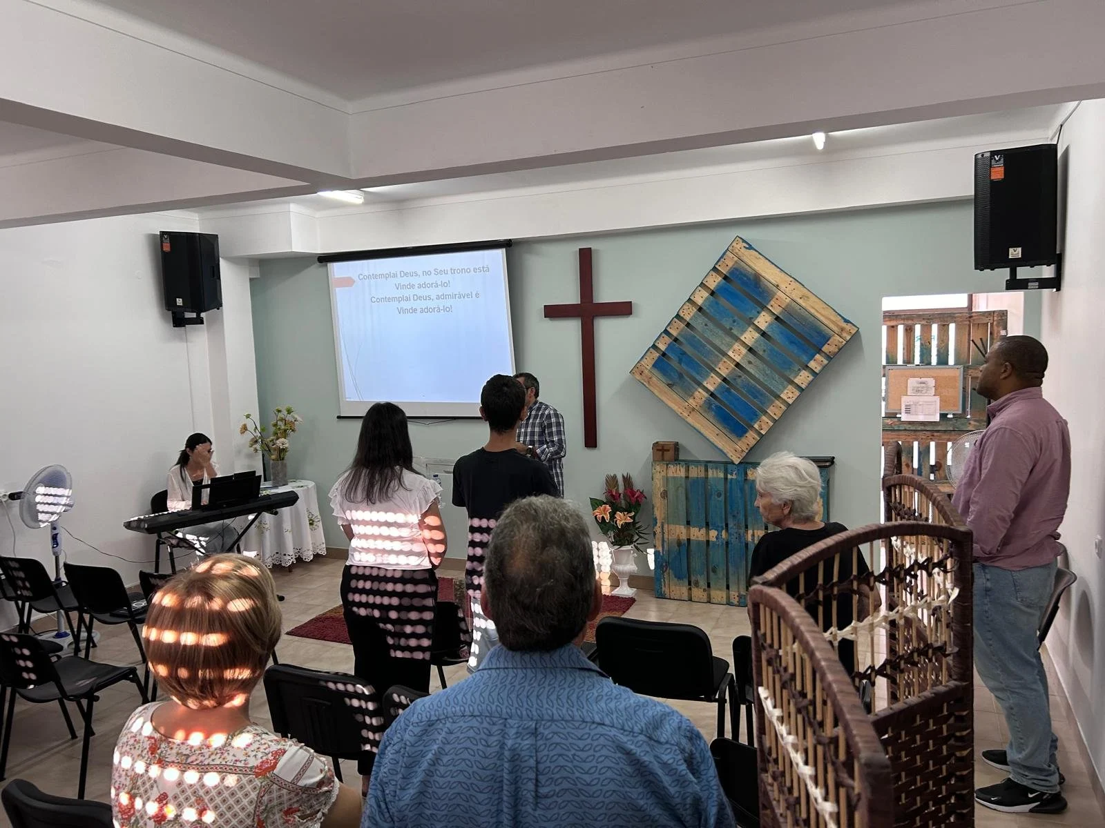 Participantes reunidos no espaço da igreja